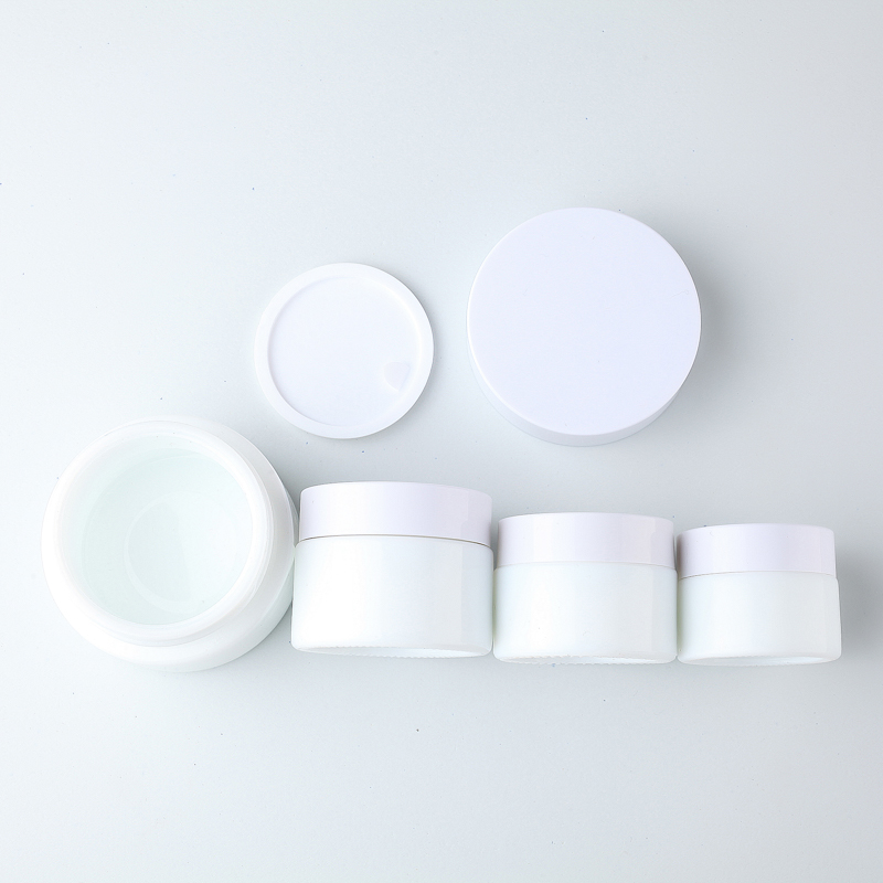 Bouteilles de crème en verre blanches de logo fait sur commande pour le cosmétique avec le couvercle en verre